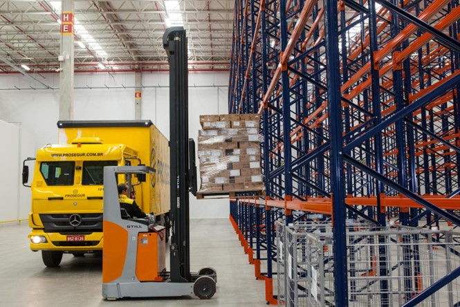 No Brasil, desafios no transporte e armazenagem exigem cada vez mais sinergia entre soluções e tecnologias empregadas No Brasil, desafios no transporte e armazenagem exigem cada vez mais sinergia entre soluções e tecnologias empregadas